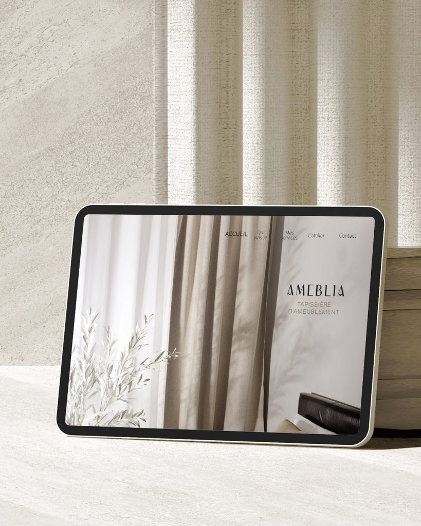 une tablette qui présente l'offre "Page Signature", une solution simple et rapide à mettre en place lorsque vous n'avez pas le budget pour la réalisation d'un site internet.